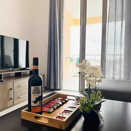 Sunny 2-bedroom - Pool, Gym & Balcony Views - Elysia Park- Center *