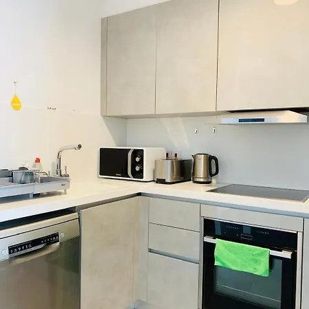 Apartmán Sunny 2-bedroom - Pool, Gym & Balcony Views - Elysia Park- Center Paphos